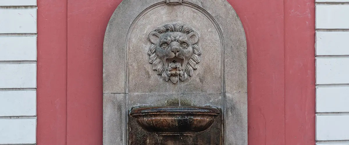 Wall fountain with a sculped tiger head
